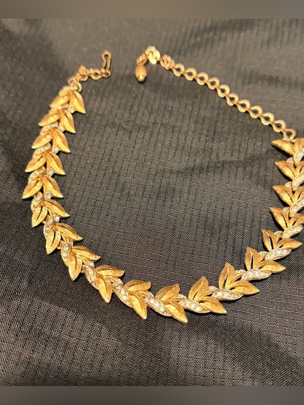 VINTAGE Gold Leaf Necklace - Elegant Women's Statement Necklace